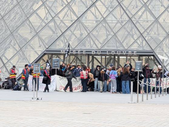 Protesters block Louvre entrances in support of nationwide student movement in Paris PARIS, FRANCE - OCTOBER 19: Protesters block the entrances to the Louvre Museum to express their support for a nationwide high school student protest movement and denounce what they describe as police repression in Paris, France, on October 19, 2026. Luc Auffret Anadolu Paris France. Editorial use only. Please get in touch for any other usage.  Copyright: x2026xAnadoluxLucxAuffretx