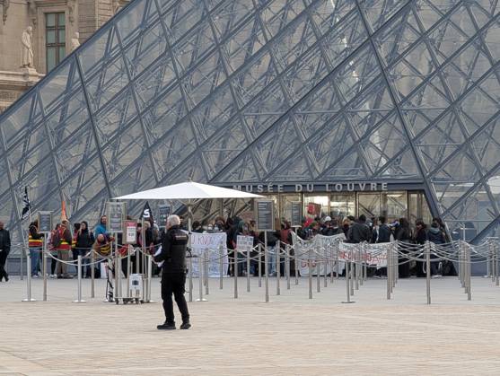 Protesters block Louvre entrances in support of nationwide student movement in Paris PARIS, FRANCE - OCTOBER 19: Protesters block the entrances to the Louvre Museum to express their support for a nationwide high school student protest movement and denounce what they describe as police repression in Paris, France, on October 19, 2026. Luc Auffret Anadolu Paris France. Editorial use only. Please get in touch for any other usage.  Copyright: x2026xAnadoluxLucxAuffretx