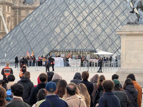 Protesters block Louvre entrances in support of nationwide student movement in Paris PARIS, FRANCE - OCTOBER 19: Protesters block the entrances to the Louvre Museum to express their support for a nationwide high school student protest movement and denounce what they describe as police repression in Paris, France, on October 19, 2026. Luc Auffret Anadolu Paris France. Editorial use only. Please get in touch for any other usage.  Copyright: x2026xAnadoluxLucxAuffretx