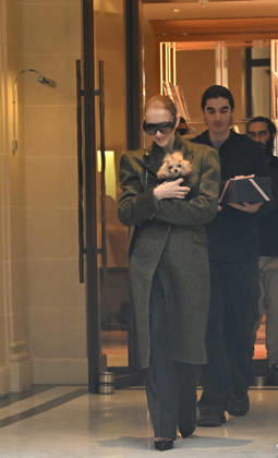 Céline Dion leaves the Royal Monceau hotel with her sons Nelson and Eddy and her dog after her concert series in Paris on October 19, 2026. Christian Liewig, Bestimage. Céline Dion leaves the Royal Monceau hotel with her sons Nelson and Eddy and her dog after her concert series in Paris on October 19, 2026 Paris, France Copyright: xChristianxLiewigx xBestimagexChristianxLiewigx xBestimagex
