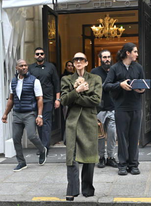 Céline Dion leaves the Royal Monceau hotel with her sons Nelson and Eddy and her dog after her concert series in Paris on October 19, 2026. Christian Liewig, Bestimage. Céline Dion leaves the Royal Monceau hotel with her sons Nelson and Eddy and her dog after her concert series in Paris on October 19, 2026 Paris, France Copyright: xChristianxLiewigx xBestimagexChristianxLiewigx xBestimagex