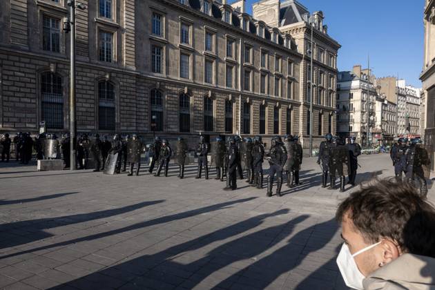October 18, 2026, Paris, France: PARIS, FRANCE - OCTOBER 18, 2026: Protesters clash with police near Place de la RÃ publique in Paris during a protest against austerity. Protesters set up makeshift barricades and start fires in the square and surrounding streets. After police clear the square, protesters attack nearby shops. Paris France - ZUMAq101 20261018_zna_q101_301 Copyright: xOualidxAbdellaouix