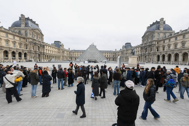 The Louvre is blocked by students in support of the high school students movement. The Louvre is closed due to a demonstration in support of high school students. Students from the École du Louvre are blocking the museum entrance in Paris, France 460593 2026 10 19 Paris France (no people in the photo)  Copyright: xL.Urmanx xStarfacex STAR_460593_002