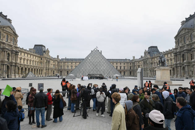 The Louvre is blocked by students in support of the high school students movement. The Louvre is closed due to a demonstration in support of high school students. Students from the École du Louvre are blocking the museum entrance in Paris, France 460593 2026 10 19 Paris France (no people in the photo)  Copyright: xL.Urmanx xStarfacex STAR_460593_003