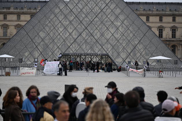 The Louvre is blocked by students in support of the high school students movement. The Louvre is closed due to a demonstration in support of high school students. Students from the École du Louvre are blocking the museum entrance in Paris, France 460593 2026 10 19 Paris France (no people in the photo)  Copyright: xL.Urmanx xStarfacex STAR_460593_004