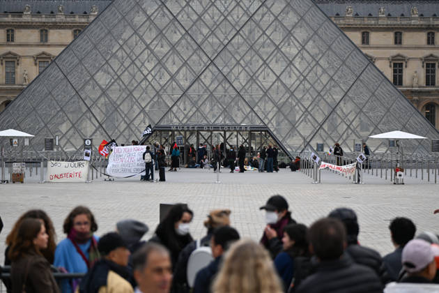 The Louvre is blocked by students in support of the high school students movement. The Louvre is closed due to a demonstration in support of high school students. Students from the École du Louvre are blocking the museum entrance in Paris, France 460593 2026 10 19 Paris France (no people in the photo) Copyright: xL.Urmanx xStarfacex STAR_460593_005