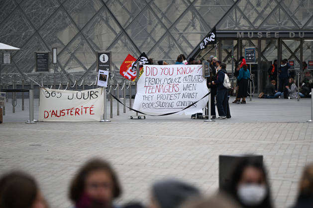 The Louvre is blocked by students in support of the high school students movement. The Louvre is closed due to a demonstration in support of high school students. Students from the École du Louvre are blocking the museum entrance in Paris, France 460593 2026 10 19 Paris France (no people in the photo)  Copyright: xL.Urmanx xStarfacex STAR_460593_006