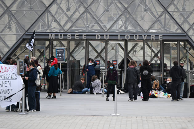 The Louvre is blocked by students in support of the high school students movement. The Louvre is closed due to a demonstration in support of high school students. Students from the École du Louvre are blocking the museum entrance in Paris, France 460593 2026 10 19 Paris France (no people in the photo) Copyright: xL.Urmanx xStarfacex STAR_460593_007