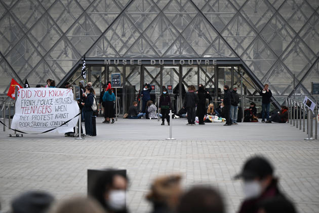 The Louvre is blocked by students in support of the high school students movement. The Louvre is closed due to a demonstration in support of high school students. Students from the École du Louvre are blocking the museum entrance in Paris, France 460593 2026 10 19 Paris France (no people in the photo) Copyright: xL.Urmanx xStarfacex STAR_460593_008