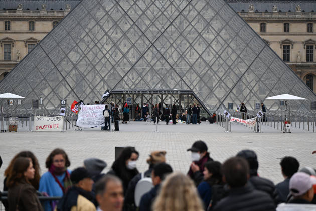 The Louvre closed due to a demonstration in support of high school students. Students from the École du Louvre are blocking the museum s entrance in Paris, France. Paris, France  Copyright: xLIONELxURMANxx xBESTIMAGExLIONELxURMANxx xBESTIMAGEx