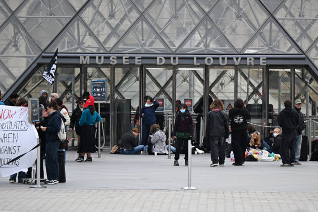 The Louvre closed due to a demonstration in support of high school students. Students from the École du Louvre are blocking the museum s entrance in Paris, France. Paris, France  Copyright: xLIONELxURMANxx xBESTIMAGExLIONELxURMANxx xBESTIMAGEx