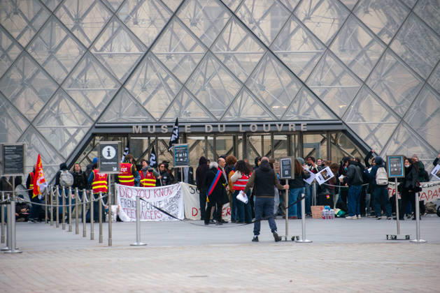 Blockade of The Louvre Museum by Students - Paris Protesters block the entrances to the Louvre Museum to express their support for a nationwide high school student protest movement and denounce what they describe as police repression in Paris, France, on October 19, 2026. Photo by Denis Prezat ABACAPRESS.COM Paris France  Copyright: xPrezatxDenis ABACAx