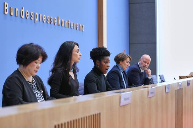 Berlin, Deutschland, 19.10.2026: Bundespressekonferenz: Schutz von Minderheiten bei möglicher AfD-Regierungsbeteiligung: Forderungen migrantischer Dachverbände an Bund und Länder: Mika Kaiyama, Referentin für Grundsatzfragen Landesnetzwerk Migrantenorganisationen Sachsen-Anhalt (LAMSA) e.V., Eter Hachmann, Vorsitzende Dachverband der Migrantinnenorganisationen in Ostdeutschland (DaMOst), Karen Taylor, Vorsitzende Bundeskonferenz der Migrantinnenorganisationen (BKMO), und Mehtap Caglar, Bundesvorsitzende Türkische Gemeinde in Deutschland (TGD), daneben Mathis Feldhoff (BPK) Copyright: xdtsxNachrichtenagenturx dts_139934