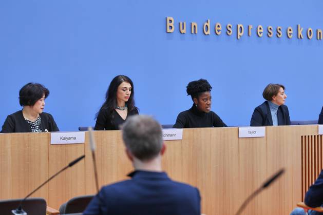 Berlin, Deutschland, 19.10.2026: Bundespressekonferenz: Schutz von Minderheiten bei möglicher AfD-Regierungsbeteiligung: Forderungen migrantischer Dachverbände an Bund und Länder: Mika Kaiyama, Referentin für Grundsatzfragen Landesnetzwerk Migrantenorganisationen Sachsen-Anhalt (LAMSA) e.V., Eter Hachmann, Vorsitzende Dachverband der Migrantinnenorganisationen in Ostdeutschland (DaMOst), Karen Taylor, Vorsitzende Bundeskonferenz der Migrantinnenorganisationen (BKMO), und Mehtap Caglar, Bundesvorsitzende Türkische Gemeinde in Deutschland (TGD) Copyright: xdtsxNachrichtenagenturx dts_139935