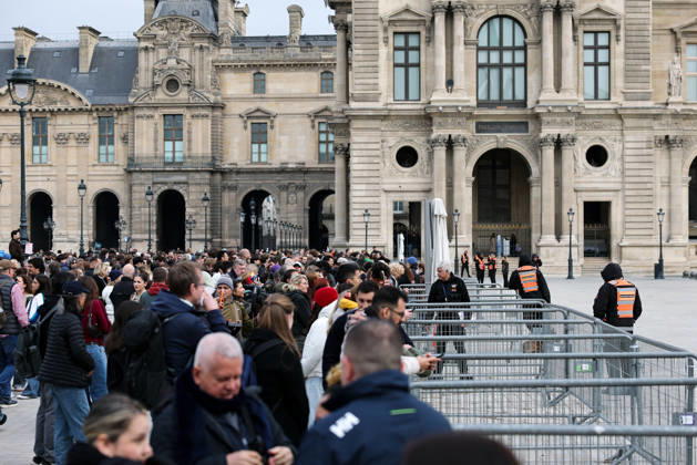 (261019) -- PARIS, Oct. 19, 2026 -- Tourists gather in front of the Louvre Museum in Paris, France, Oct. 19, 2026. In Paris, the entrance to the Louvre Museum was blocked by student protesters on Monday morning, French daily Le Parisien reported, citing the museum s management and two trade unions. According to the trade union General Confederation of Labour, the museum would remain closed at least until noon. ) FRANCE-PARIS-LOUVRE MUSEUM-PROTEST WuxHuiwo 