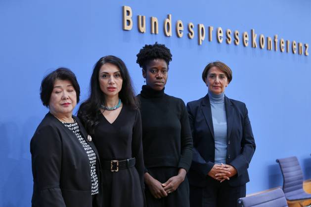 Berlin, Deutschland, 19.10.2026: Bundespressekonferenz: Schutz von Minderheiten bei möglicher AfD-Regierungsbeteiligung: Forderungen migrantischer Dachverbände an Bund und Länder: Mika Kaiyama, Referentin für Grundsatzfragen Landesnetzwerk Migrantenorganisationen Sachsen-Anhalt (LAMSA) e.V., Eter Hachmann, Vorsitzende Dachverband der Migrantinnenorganisationen in Ostdeutschland (DaMOst), Karen Taylor, Vorsitzende Bundeskonferenz der Migrantinnenorganisationen (BKMO), und Mehtap Caglar, Bundesvorsitzende Türkische Gemeinde in Deutschland (TGD) Copyright: xdtsxNachrichtenagenturx dts_139943