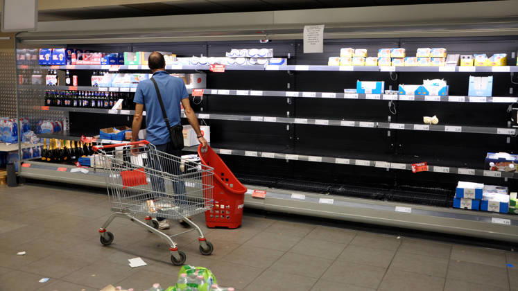 IPA89910077 - Palermo. Truckers strike leaves shelves empty at a supermarket in the Zisa neighborhood; fruit, vegetables, and dairy products are sold out.  Copyright: xx xAlessandroxFucarinix IPA89910077