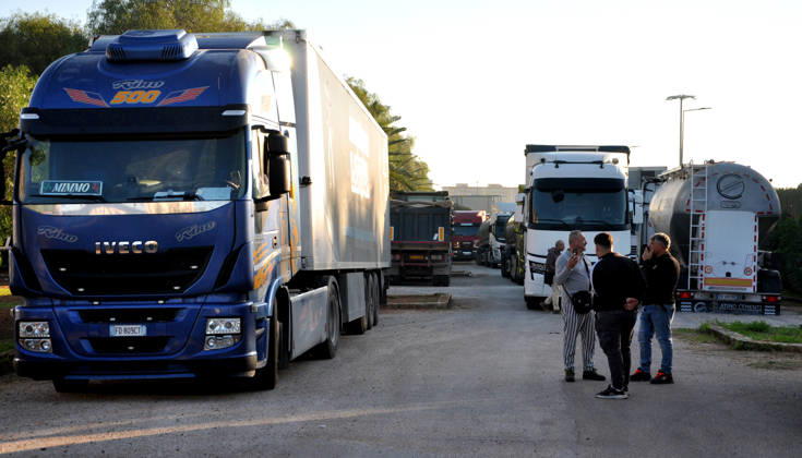 RECORD DATE NOT STATED IPA89910156 - Palermo: Truckers strike, vehicles at a standstill on Viale Regione Siciliana, and protests at the port  Copyright: xx xfucarinix IPA89910156