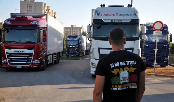 IPA89910140 - Palermo: Truckers strike—the protest continues, with vehicles at a standstill on Viale Regione Siciliana.  Copyright: xx xAlessandroxFucarinix IPA89910140
