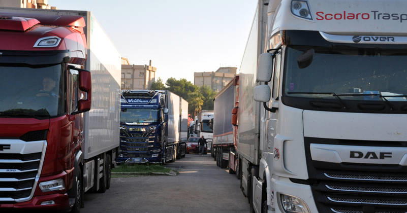 IPA89910149 - Palermo: Truckers strike—the protest continues, with vehicles at a standstill on Viale Regione Siciliana.  Copyright: xx xAlessandroxFucarinix IPA89910149