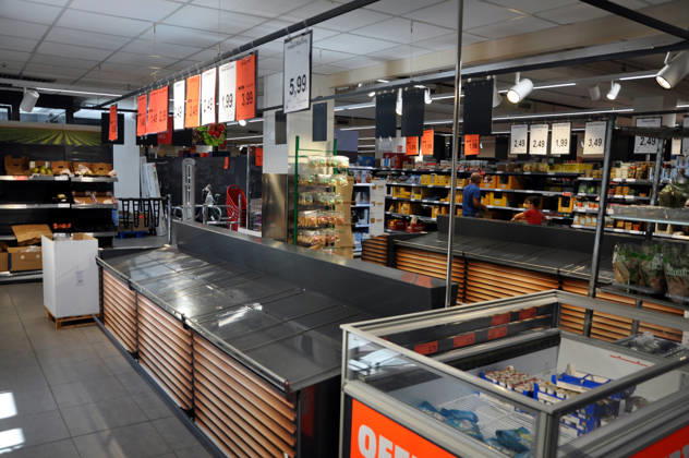 IPA89910072 - Palermo. Truckers strike leaves shelves empty at a supermarket in the Zisa neighborhood; fruit, vegetables, and dairy products are sold out.  Copyright: xx xAlessandroxFucarinix IPA89910072
