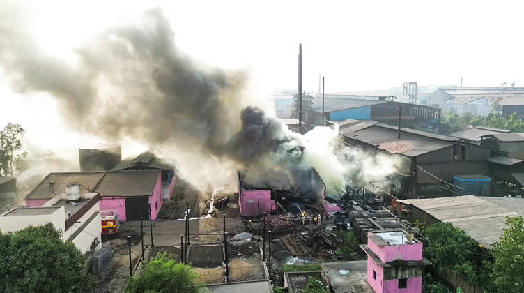 RECORD DATE NOT STATED A massive fire broke out at a tar manufacturing factory Raipur, Oct 19 (ANI): Dark smoke billows out from a tar manufacturing factory following a massive fire, in Raipur on Monday. (ANI Video Grab) Raipur Chhattisgarh India Copyright: xANIx ANI_20261019277