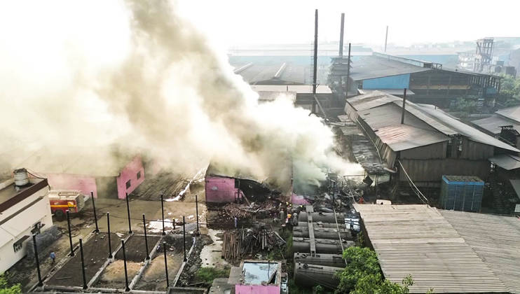 RECORD DATE NOT STATED A massive fire broke out at a tar manufacturing factory Raipur, Oct 19 (ANI): Dark smoke billows out from a tar manufacturing factory following a massive fire, in Raipur on Monday. (ANI Video Grab) Raipur Chhattisgarh India Copyright: xANIx ANI_20261019278
