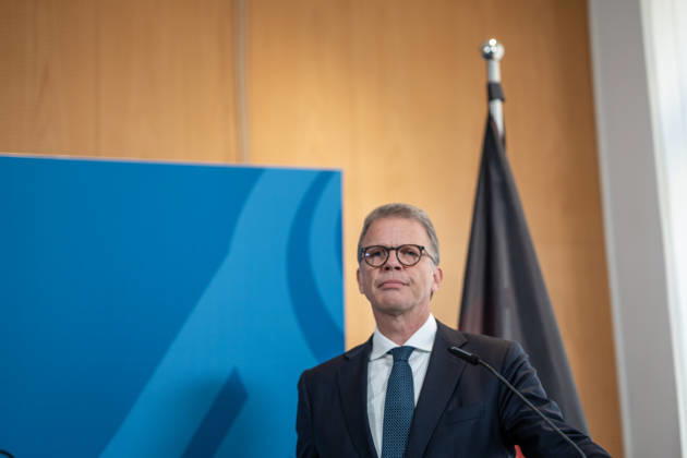 Christian Sewing, CEO Deutsche Bank AG;Übergabe Standortbericht der Initiative Made for Germany an Bundeswirtschaftsministerin, Berlin Berlin Deutschland BMWI