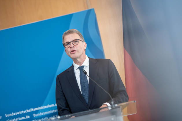 Christian Sewing, CEO Deutsche Bank AG;Übergabe Standortbericht der Initiative Made for Germany an Bundeswirtschaftsministerin, Berlin Berlin Deutschland BMWI