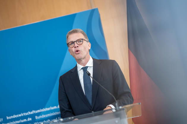 Christian Sewing, CEO Deutsche Bank AG;Übergabe Standortbericht der Initiative Made for Germany an Bundeswirtschaftsministerin, Berlin Berlin Deutschland BMWI