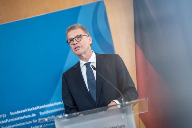 Christian Sewing, CEO Deutsche Bank AG;Übergabe Standortbericht der Initiative Made for Germany an Bundeswirtschaftsministerin, Berlin Berlin Deutschland BMWI