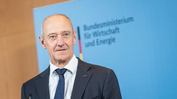 Roland Busch, CEO Siemens AG;Übergabe Standortbericht der Initiative Made for Germany an Bundeswirtschaftsministerin, Berlin Berlin Deutschland BMWI