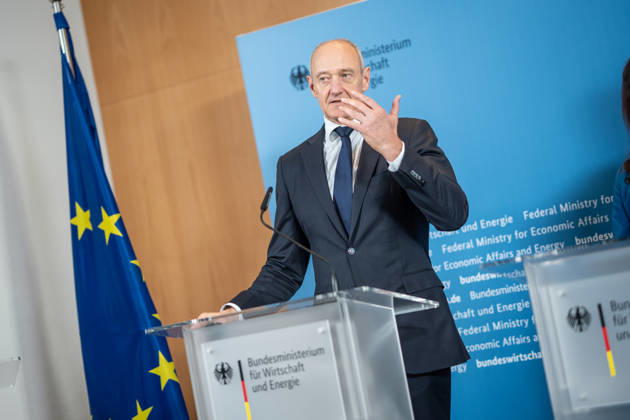 Roland Busch, CEO Siemens AG;Übergabe Standortbericht der Initiative Made for Germany an Bundeswirtschaftsministerin, Berlin Berlin Deutschland BMWI