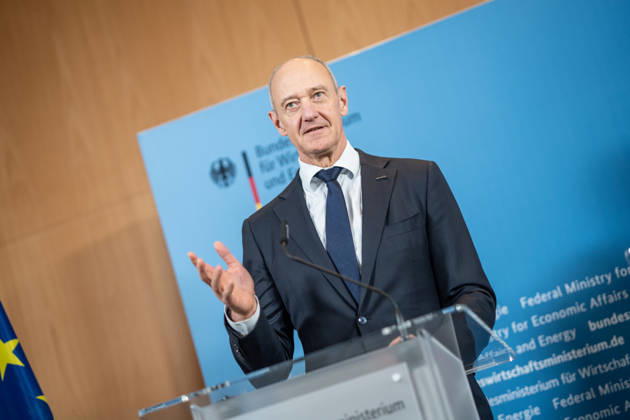 Roland Busch, CEO Siemens AG;Übergabe Standortbericht der Initiative Made for Germany an Bundeswirtschaftsministerin, Berlin Berlin Deutschland BMWI