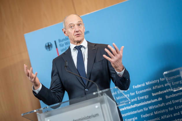 Roland Busch, CEO Siemens AG;Übergabe Standortbericht der Initiative Made for Germany an Bundeswirtschaftsministerin, Berlin Berlin Deutschland BMWI