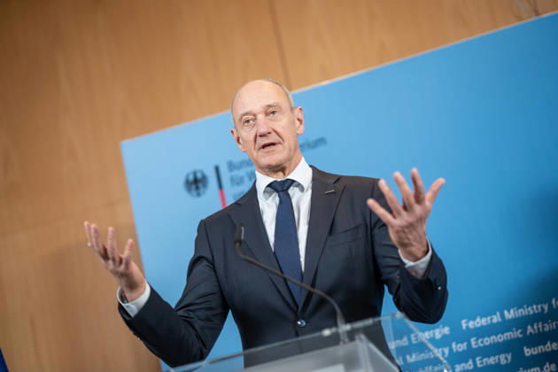 Roland Busch, CEO Siemens AG;Übergabe Standortbericht der Initiative Made for Germany an Bundeswirtschaftsministerin, Berlin Berlin Deutschland BMWI