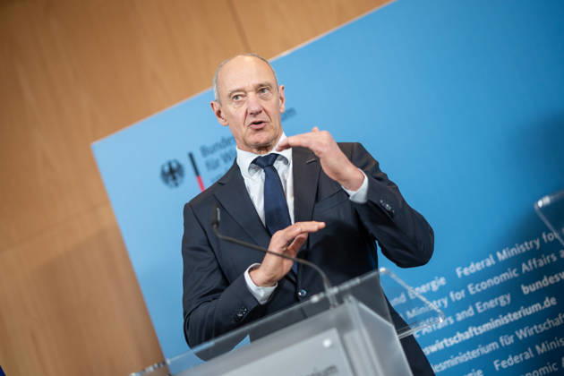 Roland Busch, CEO Siemens AG;Übergabe Standortbericht der Initiative Made for Germany an Bundeswirtschaftsministerin, Berlin Berlin Deutschland BMWI
