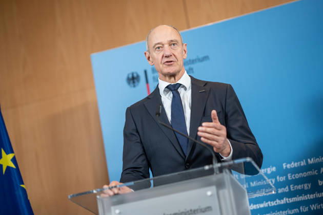 Roland Busch, CEO Siemens AG;Übergabe Standortbericht der Initiative Made for Germany an Bundeswirtschaftsministerin, Berlin Berlin Deutschland BMWI
