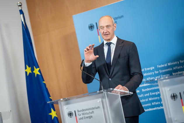 Roland Busch, CEO Siemens AG;Übergabe Standortbericht der Initiative Made for Germany an Bundeswirtschaftsministerin, Berlin Berlin Deutschland BMWI