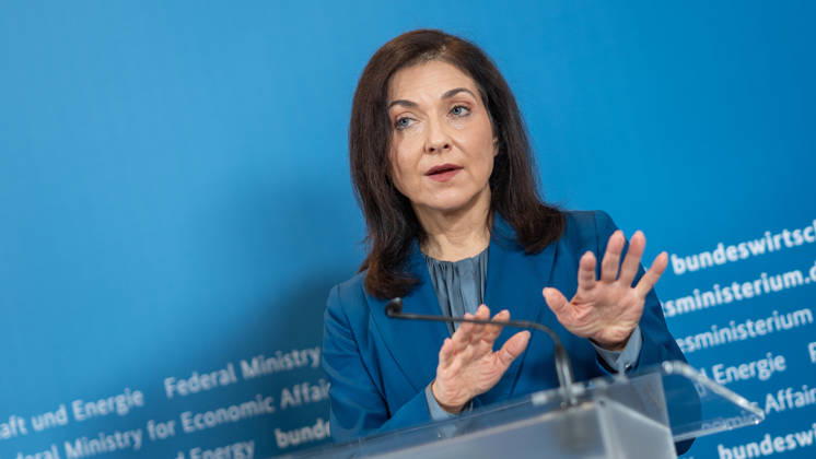 Katherina Reiche, Bundesministerin für Wirtschaft und Energie;Übergabe Standortbericht der Initiative Made for Germany an Bundeswirtschaftsministerin, Berlin Berlin Deutschland BMWI