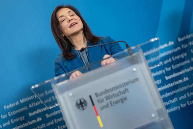 Katherina Reiche, Bundesministerin für Wirtschaft und Energie;Übergabe Standortbericht der Initiative Made for Germany an Bundeswirtschaftsministerin, Berlin Berlin Deutschland BMWI
