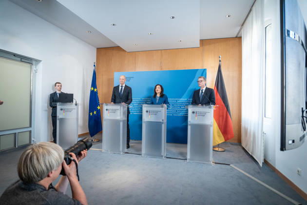 Mit Roland Busch, CEO Siemens AG, Katherina Reiche, Bundesministerin für Wirtschaft und Energie, und Christian Sewing, CEO Deutsche Bank AG (von links);Übergabe Standortbericht der Initiative Made for Germany an Bundeswirtschaftsministerin, Berlin Berlin Deutschland BMWI