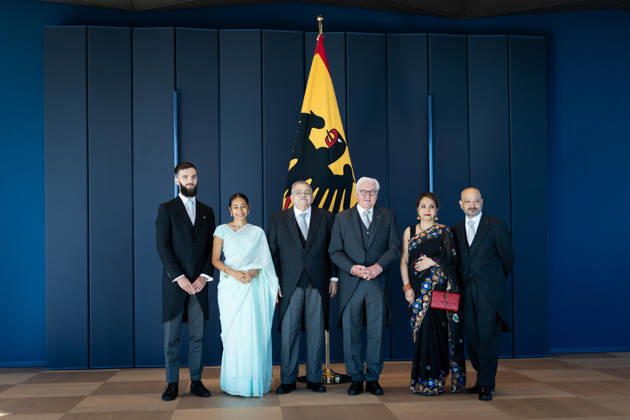 Bundespräsident, Frank-Walter Steinmeier, Akkreditierung von Botschaftern Berlin, Amtssitz am Spreebogen, Bundespräsident, Frank-Walter Steinmeier, Akkreditierung von Botschaftern, Bundeswehr, Botschafter, Mauritius, Joseph Lucien Finette mit Familie Berlin Berlin GER