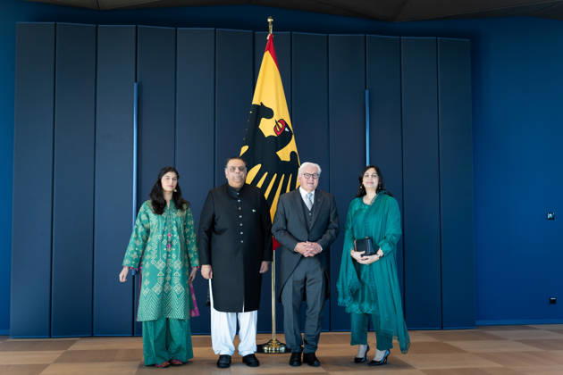 Bundespräsident, Frank-Walter Steinmeier, Akkreditierung von Botschaftern Berlin, Amtssitz am Spreebogen, Bundespräsident, Frank-Walter Steinmeier, Akkreditierung von Botschaftern, Bundeswehr, Botschafter, Pakistan, Salman Sharif mit Frau und Tochter Berlin Berlin GER