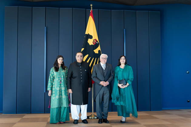 Bundespräsident, Frank-Walter Steinmeier, Akkreditierung von Botschaftern Berlin, Amtssitz am Spreebogen, Bundespräsident, Frank-Walter Steinmeier, Akkreditierung von Botschaftern, Bundeswehr, Botschafter, Pakistan, Salman Sharif mit Frau und Tochter Berlin Berlin GER