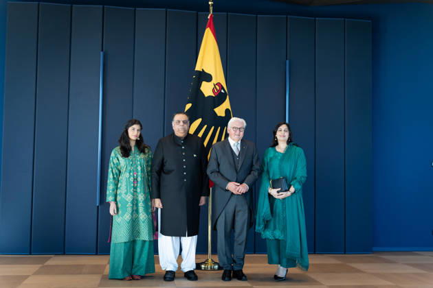 Bundespräsident, Frank-Walter Steinmeier, Akkreditierung von Botschaftern Berlin, Amtssitz am Spreebogen, Bundespräsident, Frank-Walter Steinmeier, Akkreditierung von Botschaftern, Bundeswehr, Botschafter, Pakistan, Salman Sharif mit Frau und Tochter Berlin Berlin GER