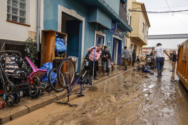 The Valencian Regional Government is preparing a lockdown order for the southern coast of Valencia and the northern coast of Alicante due to the rains. Several people are clearing mud from the streets while furniture they had to remove due to flooding caused by the heavy rains piles up, on October 19, 2026, in Els Poblets, Valencian Community, Spain. The Valencian Regional Government is preparing a lockdown order for the southern coast of Valencia and the northern coast of Alicante in response to the emergency declared due to the rains brought by Storm Adam, as announced by the Regional Minister of Emergencies and the Interior early this morning, October 19, from the Emergency Coordination Center (CCE) October 19, 2026, Valencia, Valencian Copyright: xRoberxSolsonax 7855645