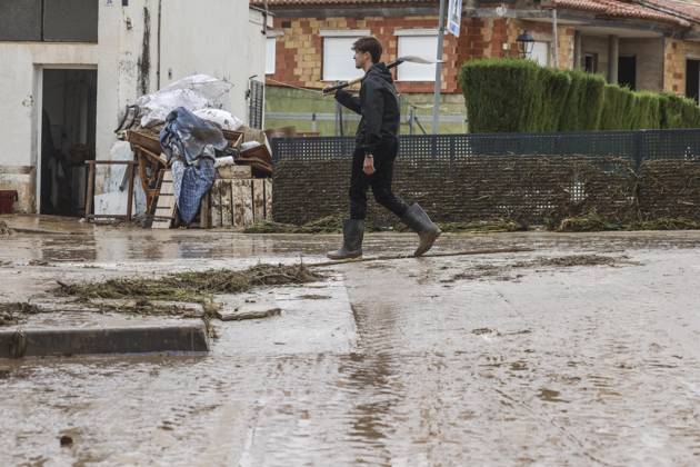 The Valencian Regional Government is preparing a lockdown order for the southern coast of Valencia and the northern coast of Alicante due to the rains. Several people are clearing mud from the streets while furniture they had to remove due to flooding caused by the heavy rains piles up, on October 19, 2026, in Els Poblets, Valencian Community, Spain. The Valencian Regional Government is preparing a lockdown order for the southern coast of Valencia and the northern coast of Alicante in response to the emergency declared due to the rains brought by Storm Adam, as announced by the Regional Minister of Emergencies and the Interior early this morning, October 19, from the Emergency Coordination Center (CCE) October 19, 2026, Valencia, Valencian Copyright: xRoberxSolsonax 7855651