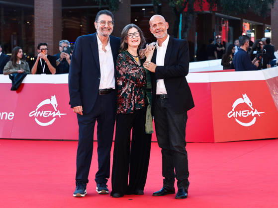 IPA89918740 - Rome, 2026 Film Festival - Night 7 - Red Carpet for the Film *WAITING FOR MR. HYDE* Pictured: Donatella Romani, Roberto Amato, Gian Marco Tognazzi  Copyright: xMarcoxProvvisionatox xPoolxRomaxFilmxFestx2026x IPA89918740