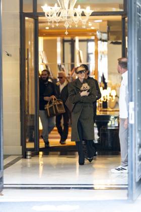 Céline Dion, accompanied by her sons Eddy and Nelson Angelil, leaves the Royal Monceau hotel for La Plenitude Arena in Paris after 16 concerts over five weeks in front of nearly 500,000 people, on October 19, 2026. Holding her dog, Madison, in her arms, the Canadian singer waved one last time to her fans gathered in front of the hotel. She will return to the Paris La Défense Arena for 10 special concerts from May 8 to 29, 2027. Pierre Perusseau Bestimage Céline Dion, accompanied by her sons Eddy and Nelson Angelil, leaves the Royal Monceau luxury hotel in Paris on October 19, 2026, following 16 concerts over five weeks performed before nearly 500,000 people. Holding her dog, Madison, in her arms, the Canadian singer waved one last time to Copyright: xPierrexPerusseaux xBestimagexPierrexPerusseaux xBestimagex